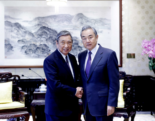 王毅氏が日本国際貿易促進協会の河野洋平会長と会談