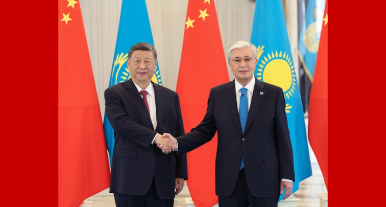 習主席　カザフスタンのトカエフ大統領と会談